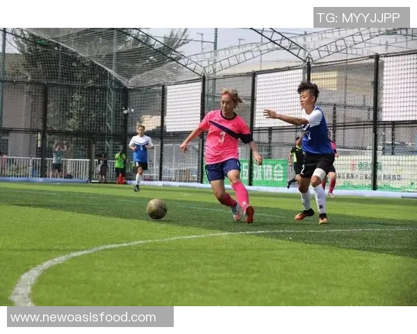 巴赛队与香港队激战正酣展现足球魅力与团队精神的精彩对决